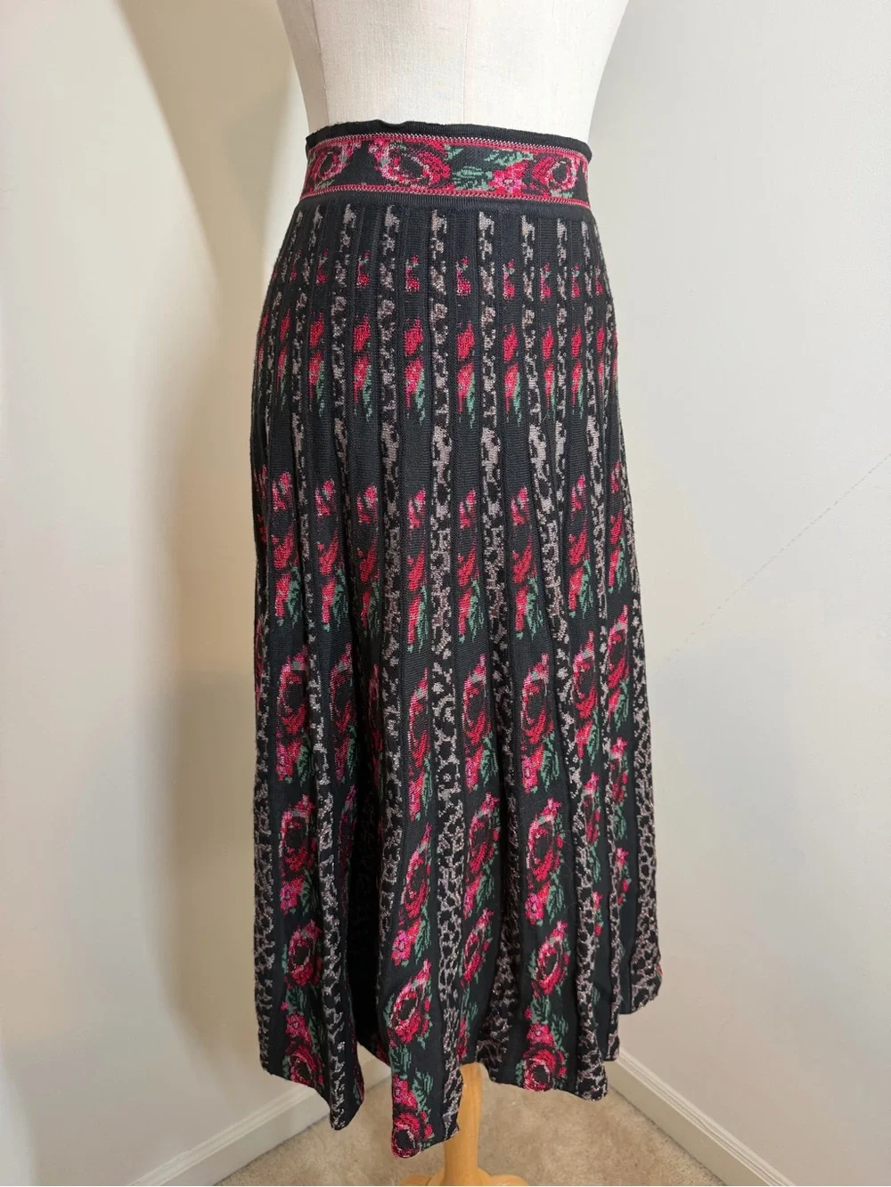 Cecilia Prado Anthropologie Roselle- SZ M- Black Red Pleated Midi Sweater Skirt
